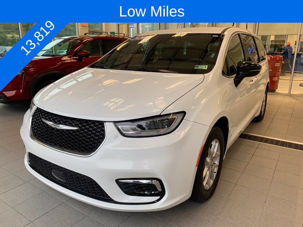 Used 2026 Chrysler Pacifica Select FWD image 2