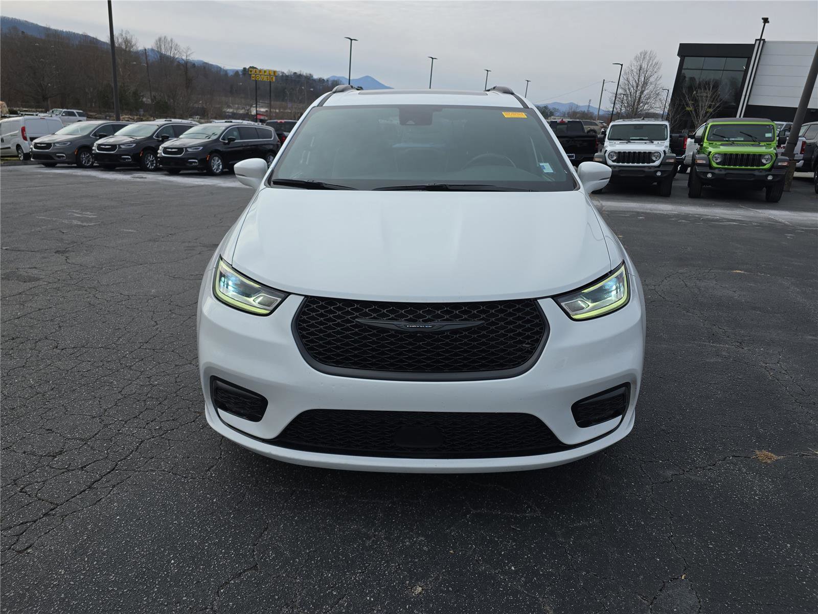 Used 2021 Chrysler Pacifica Limited w/ S Appearance Package image 9