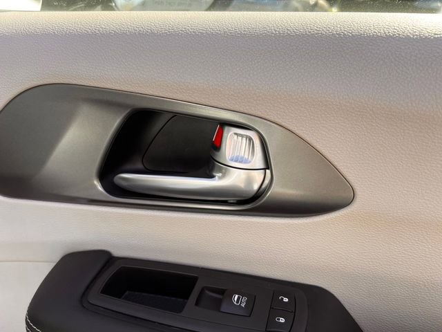 Used 2024 Chrysler Pacifica Select image 29