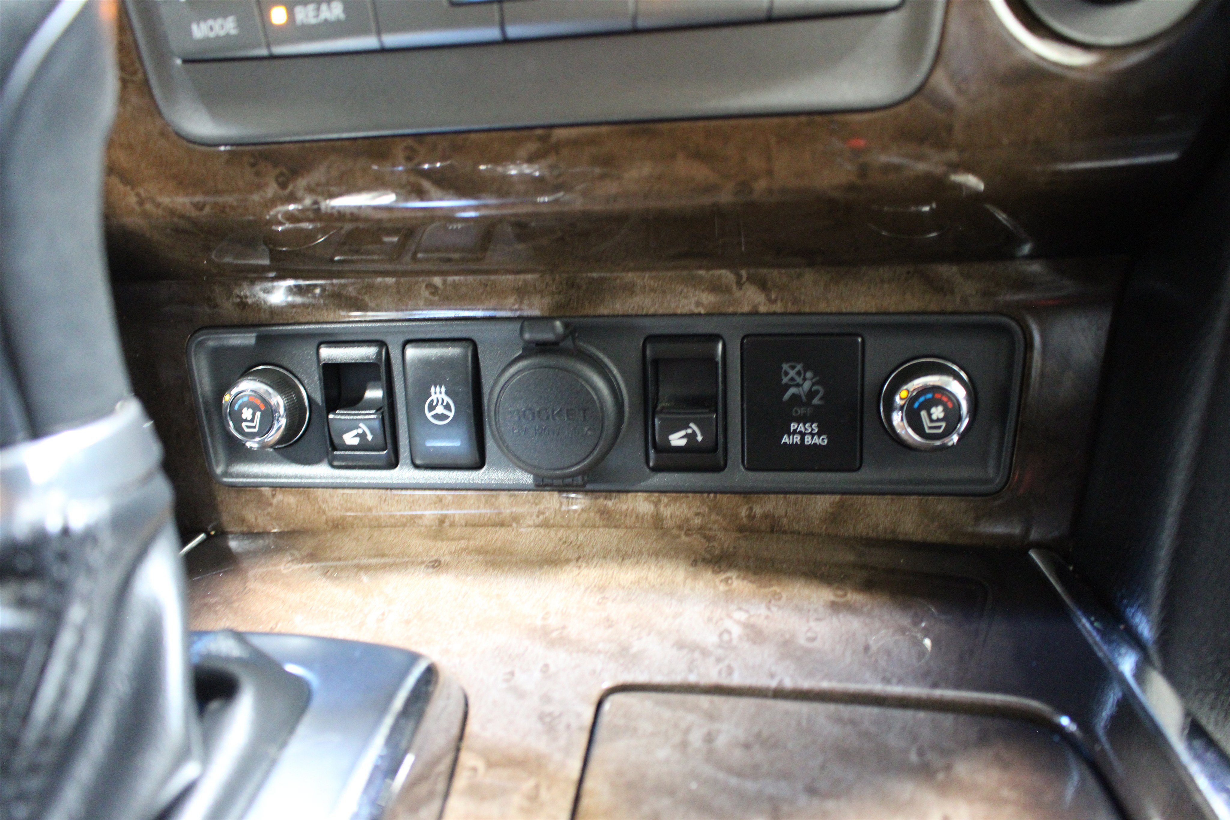 Used 2011 INFINITI QX56 4WD w/ Deluxe Touring Pkg image 19