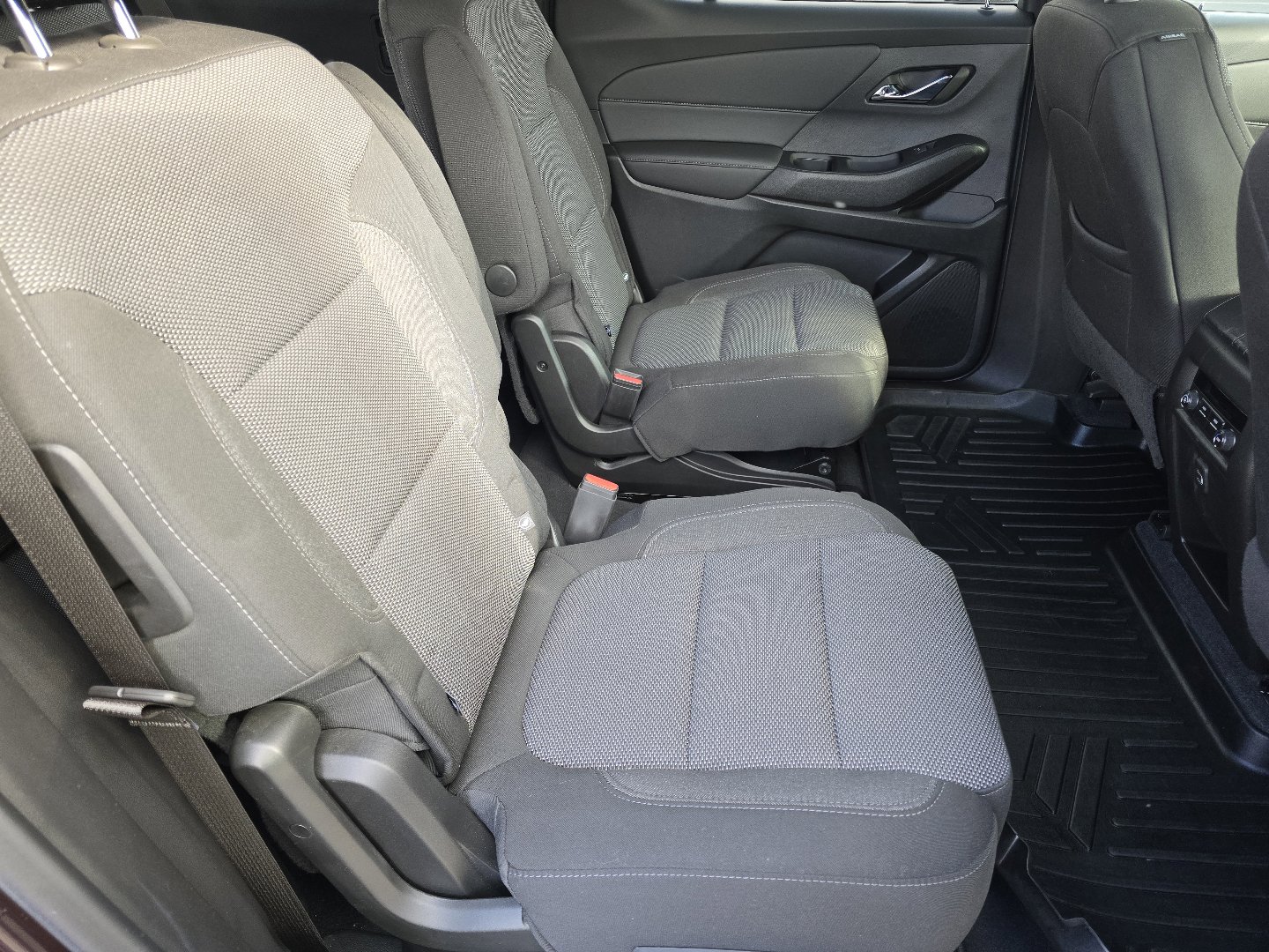 Used 2023 Chevrolet Traverse LT image 28