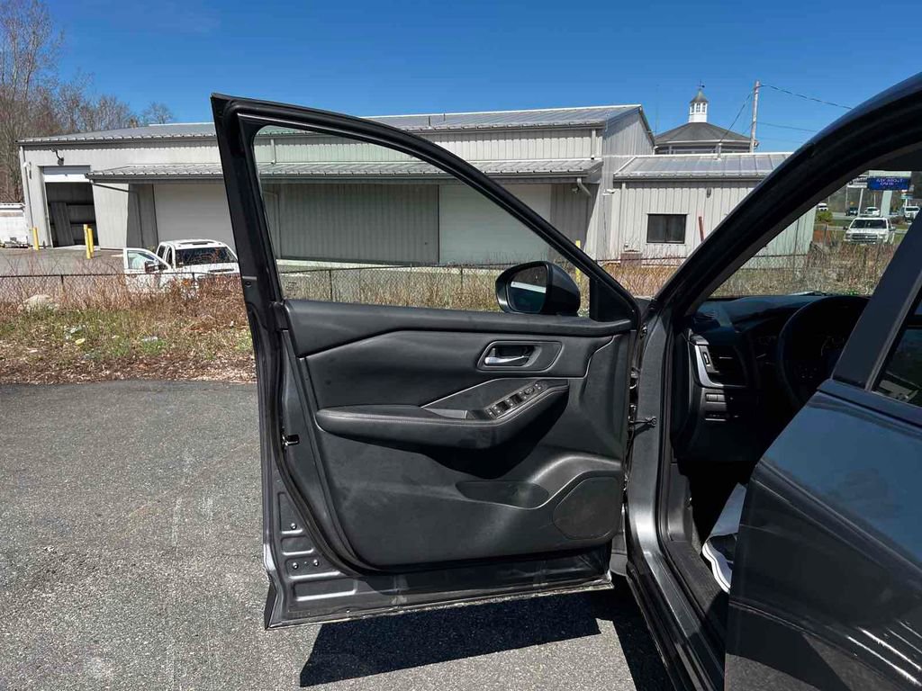 Used 2024 Nissan Rogue SV image 11