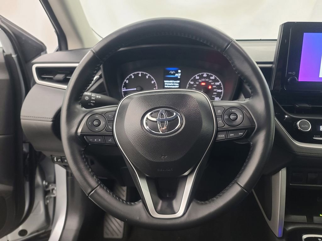 Used 2025 Toyota Corolla Cross LE image 30