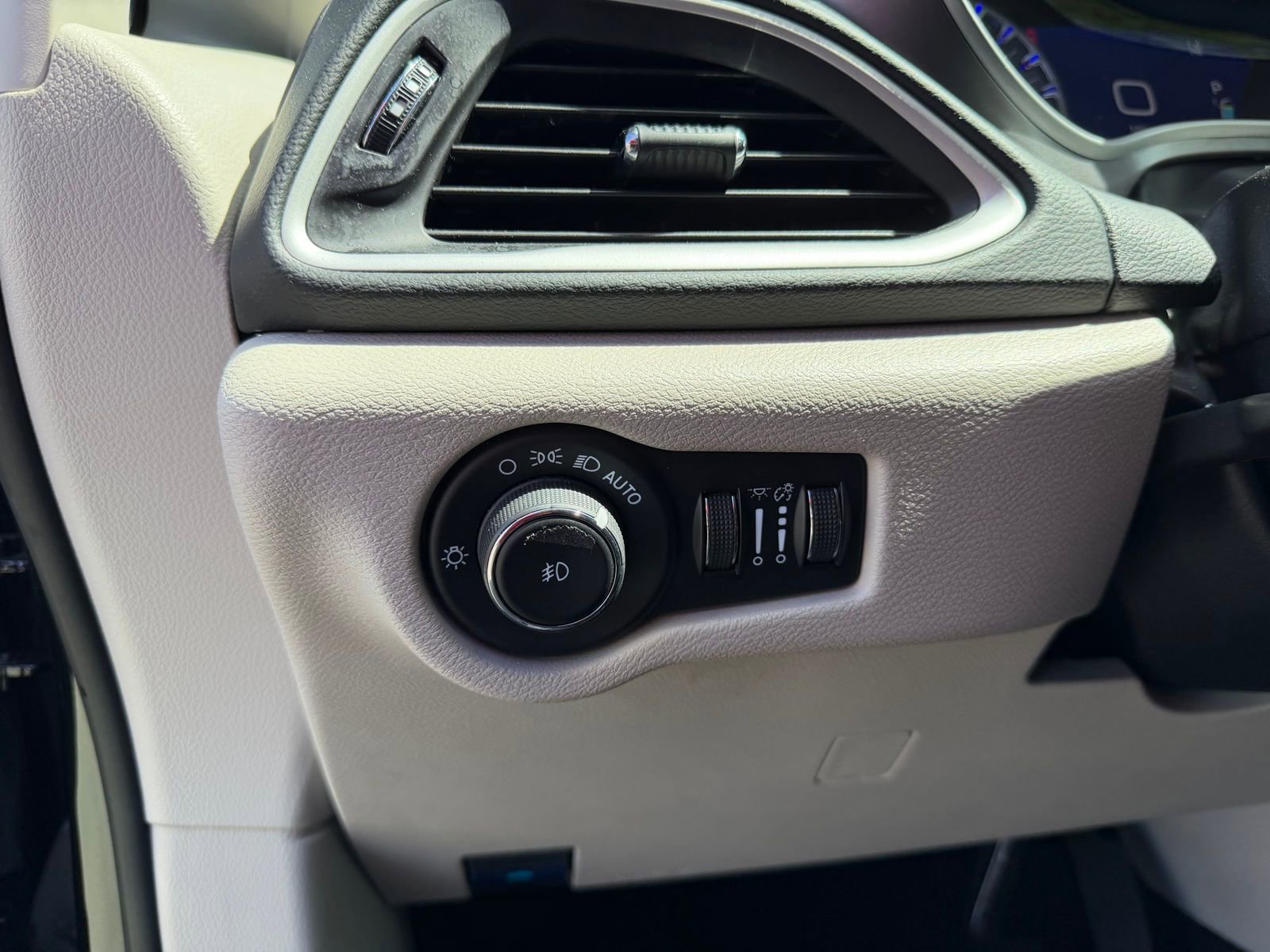 Used 2023 Chrysler Pacifica Touring-L image 20