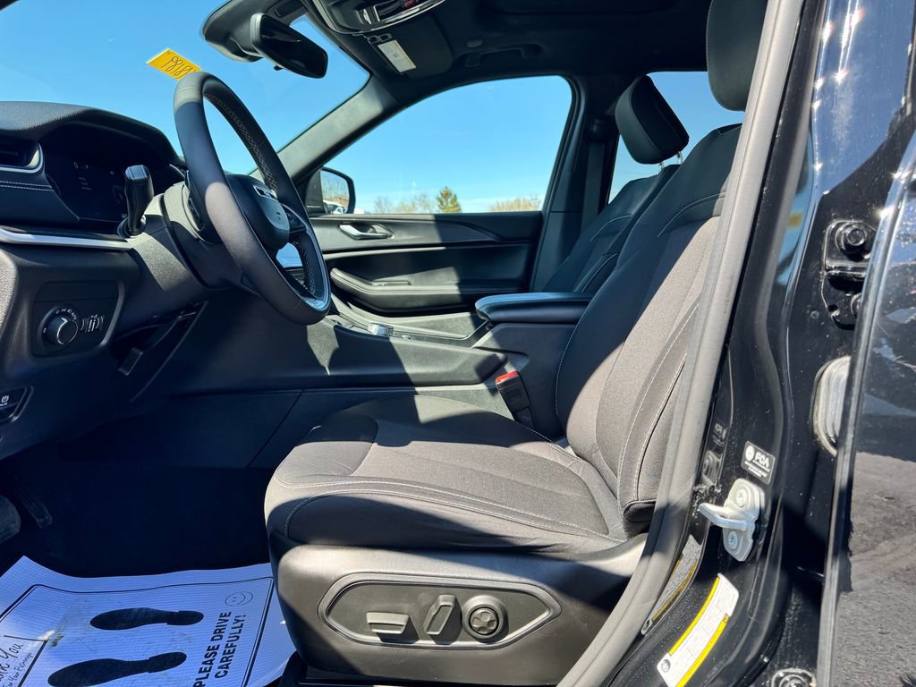 Used 2024 Jeep Grand Cherokee Laredo X image 17