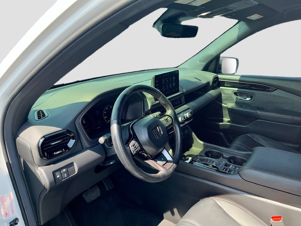 Used 2025 Honda Pilot TrailSport image 9