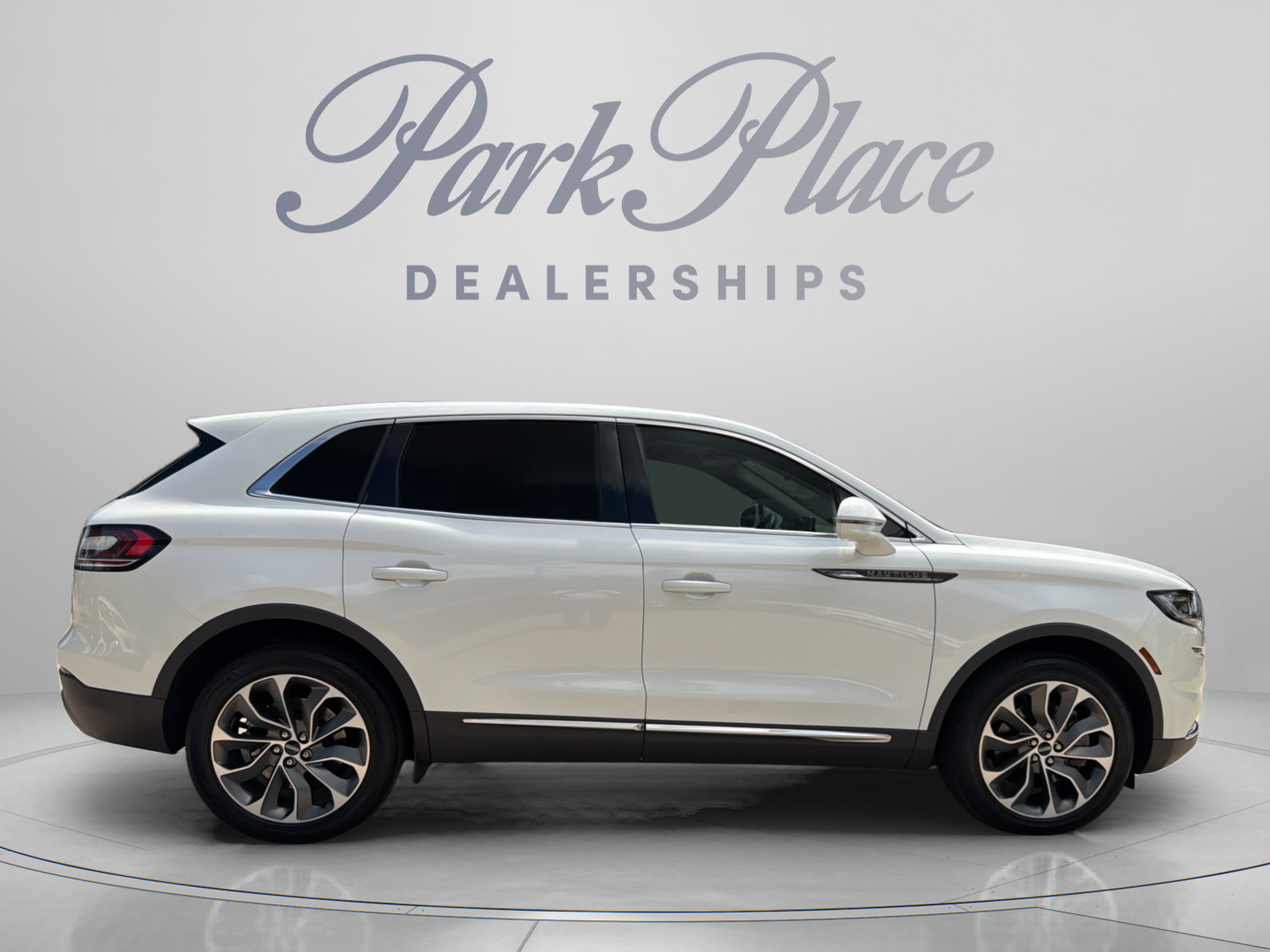 Used 2023 Lincoln Nautilus Reserve AWD/4WD image 6