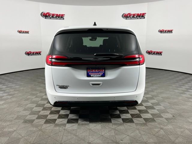 Used 2023 Chrysler Pacifica Touring-L image 7