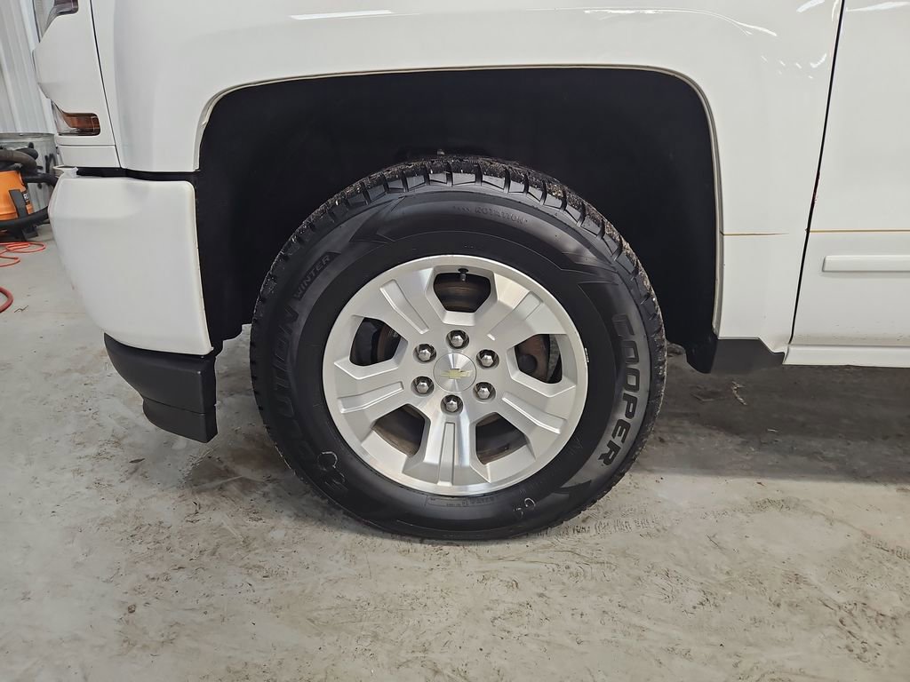 Used 2018 Chevrolet Silverado 1500 LT w/ All Star Edition AWD/4WD image 11