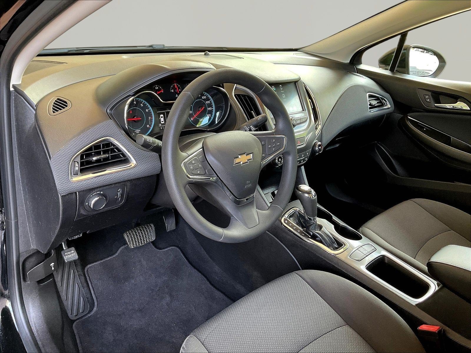 Used 2018 Chevrolet Cruze LT FWD image 16