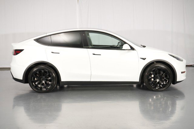 Used 2023 Tesla Model Y AWD image 9