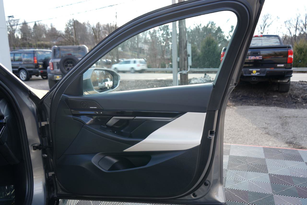 Used 2024 BMW 530i xDrive 530i xDrive Sedan w/ Convenience Package image 61