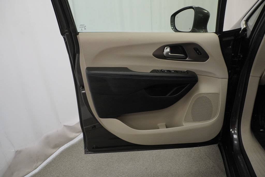 Certified 2021 Chrysler Pacifica Touring-L FWD image 40