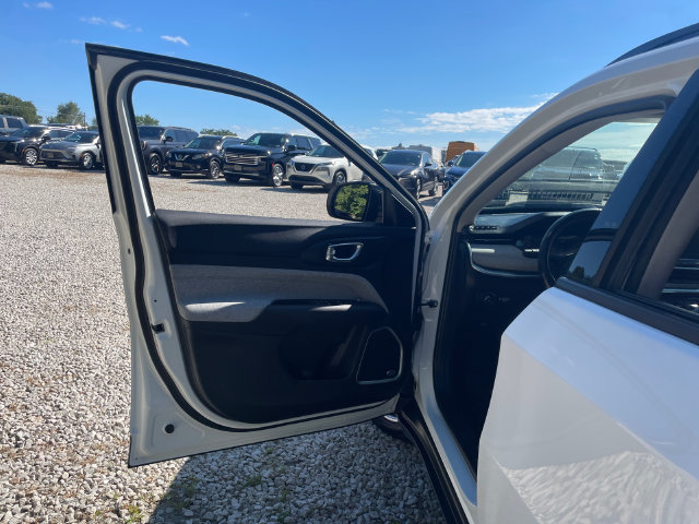 Used 2022 Jeep Compass Latitude w/ Sun and Sound Group AWD/4WD image 26