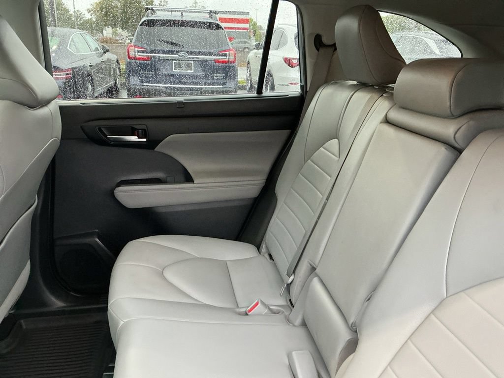Used 2020 Toyota Highlander XLE AWD/4WD image 24