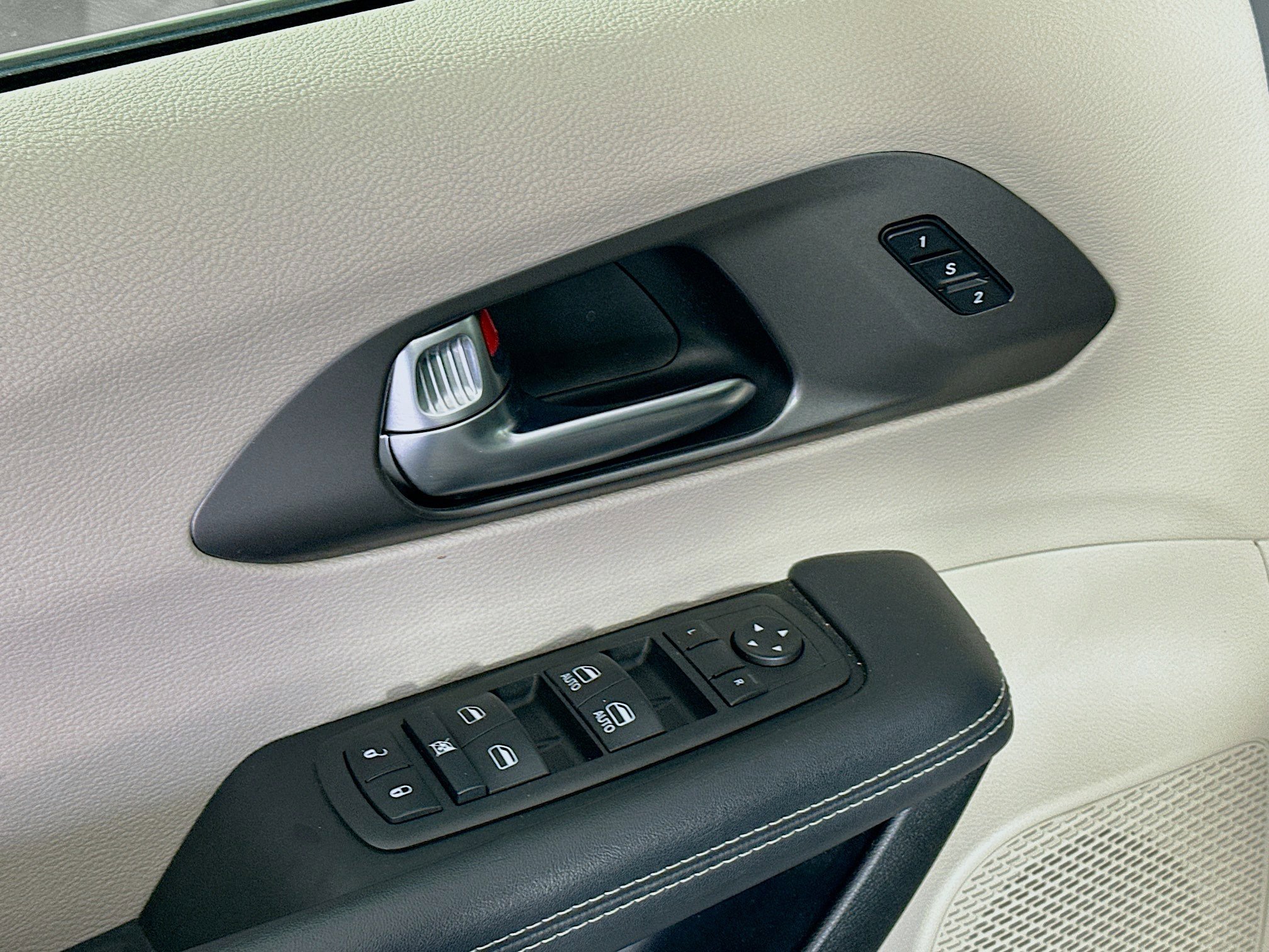 Used 2023 Chrysler Pacifica Touring-L image 15