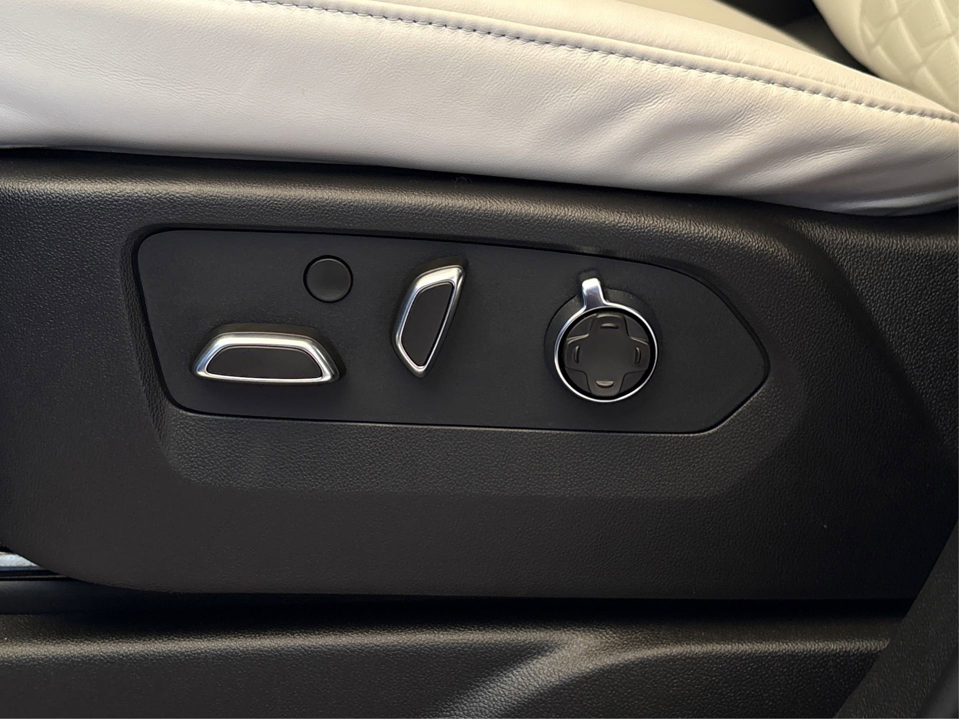 New 2026 Cadillac Escalade ESV Platinum Sport w/ LPO, ONYX Package image 33