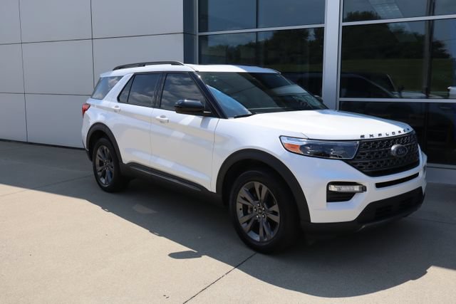 Used 2023 Ford Explorer XLT w/ Equipment Group 202A AWD/4WD image 2
