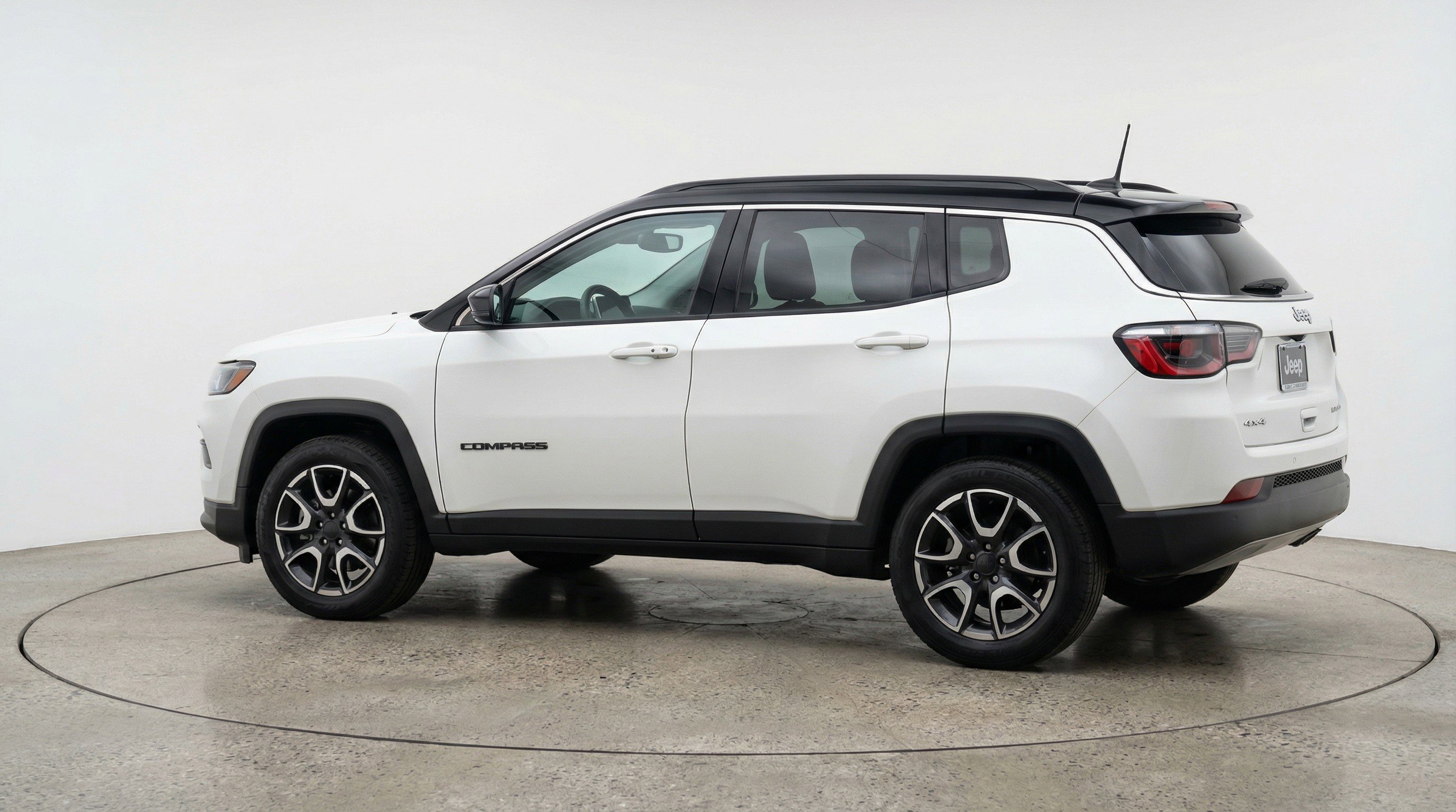 Used 2025 Jeep Compass Trailhawk AWD/4WD image 5