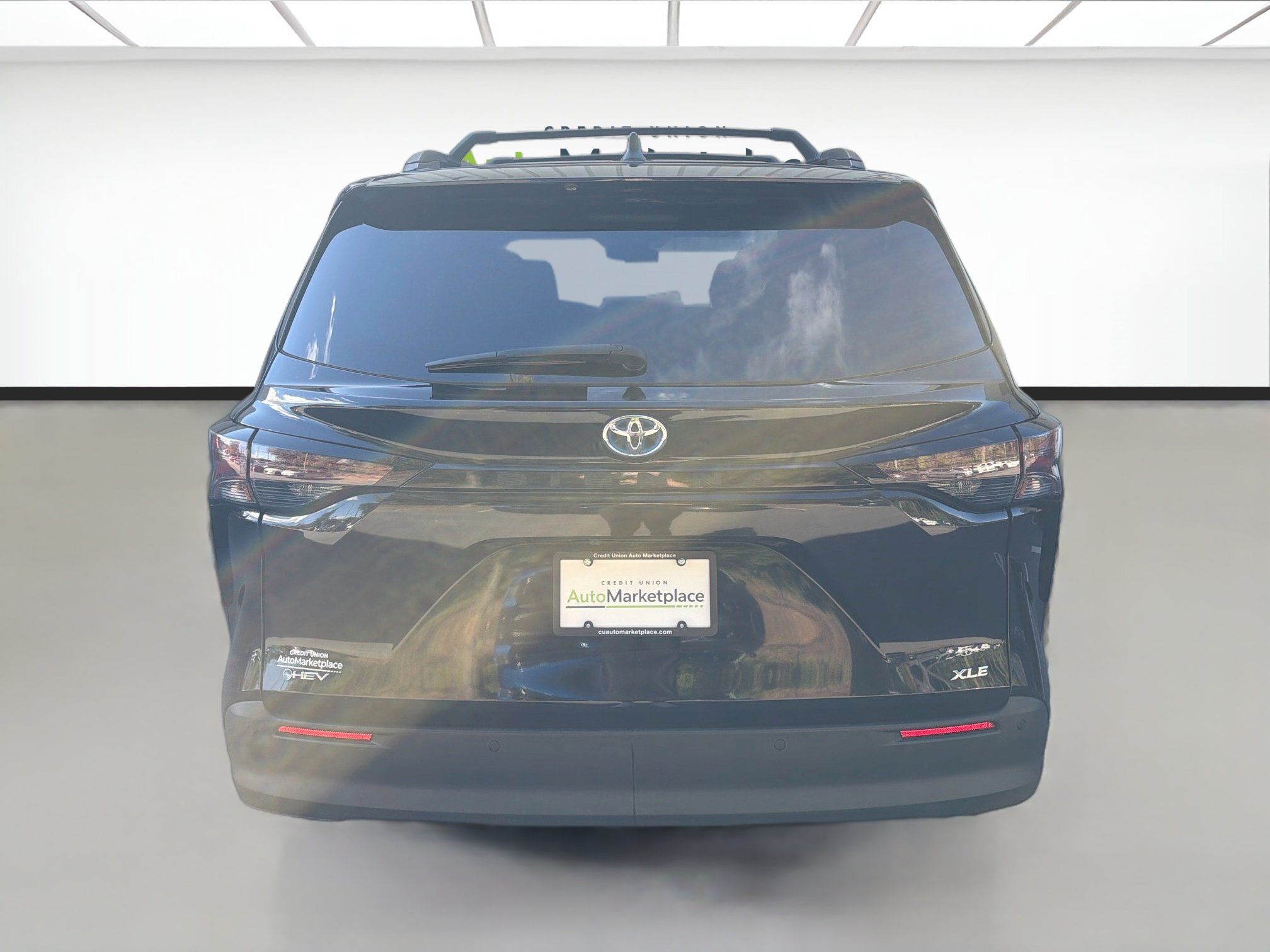 Used 2025 Toyota Sienna XLE FWD image 5
