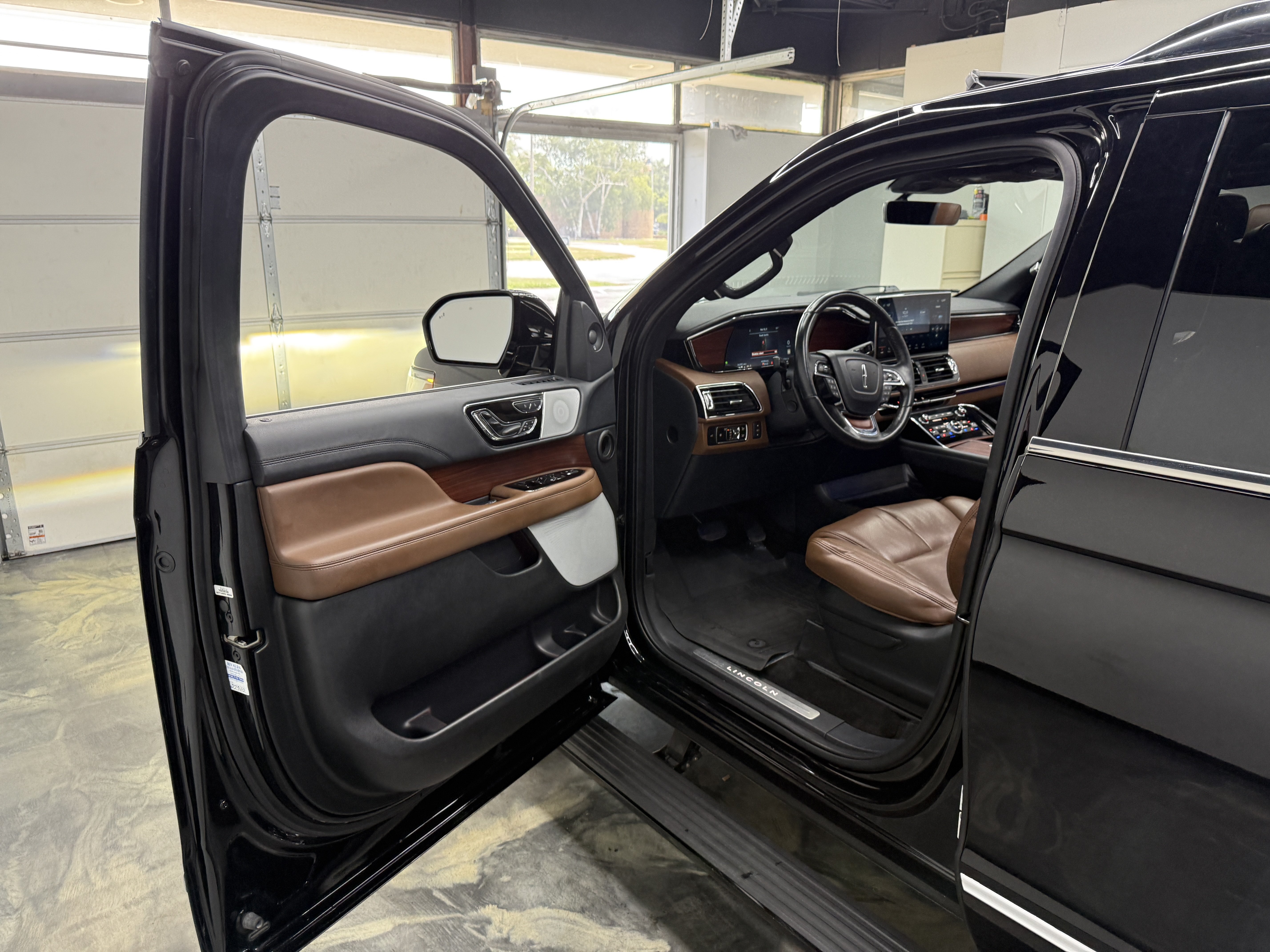 Used 2023 Lincoln Navigator L Reserve w/ Equipment Group 201A AWD/4WD image 8