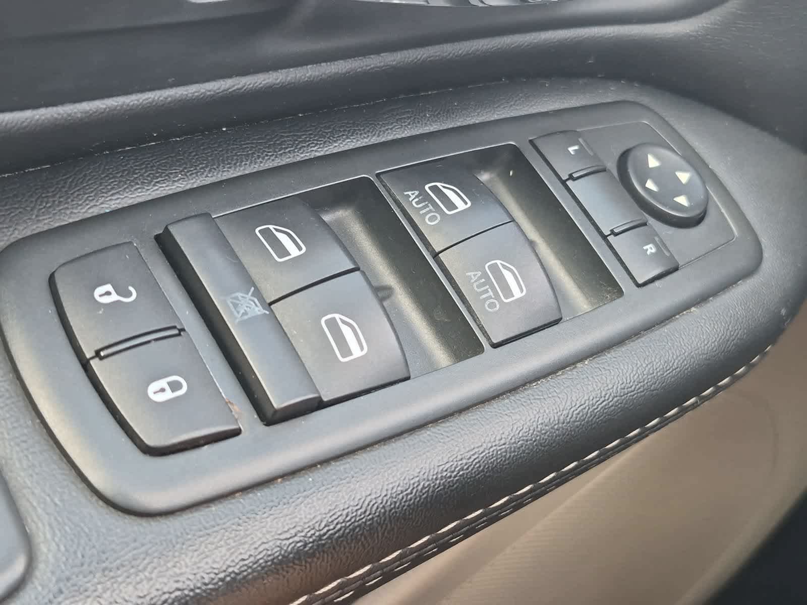Used 2014 Chrysler Town & Country Touring-L w/ Driver Convenience Group FWD image 28