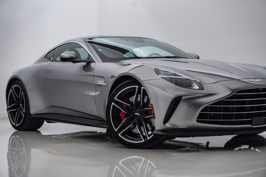 Used 2025 Aston Martin V8 Vantage Roadster RWD image 2