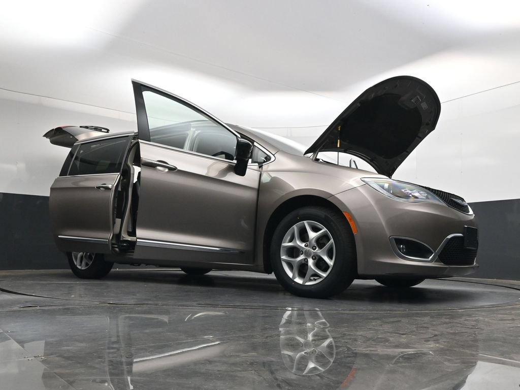 Used 2017 Chrysler Pacifica Touring-L w/ Tire & Wheel Group FWD image 47