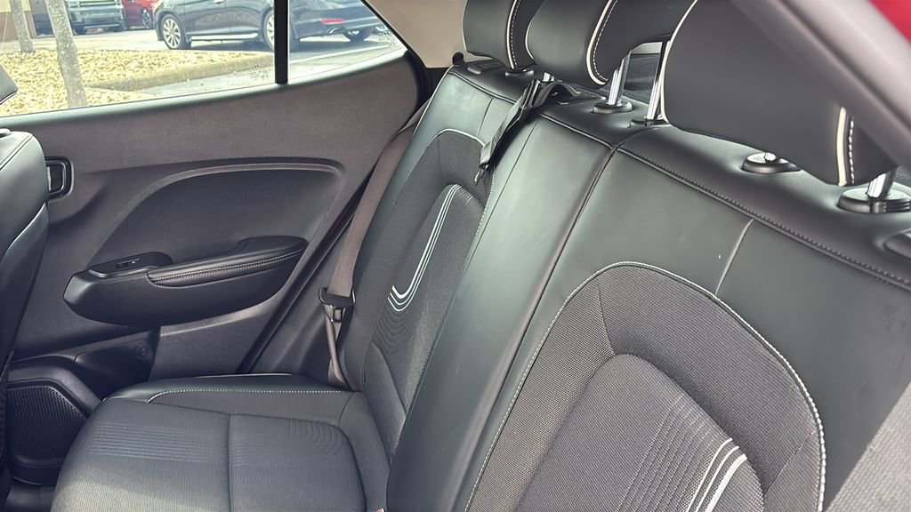 Used 2023 Hyundai Venue Limited image 30