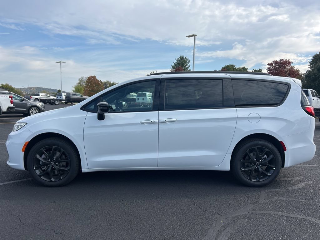 New 2026 Chrysler Pacifica Limited w/ S Appearance Package image 4