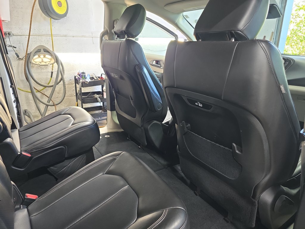 Used 2023 Chrysler Pacifica Touring-L FWD image 11