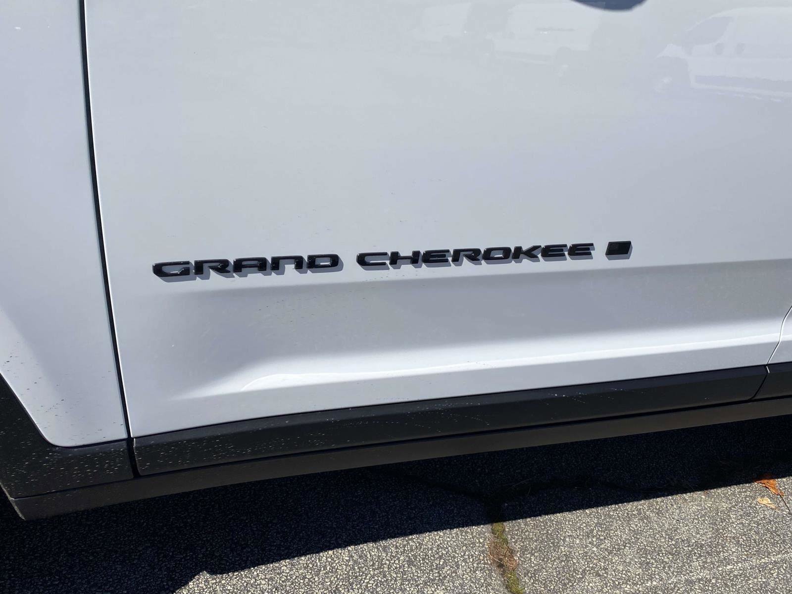 New 2025 Jeep Grand Cherokee Altitude image 15