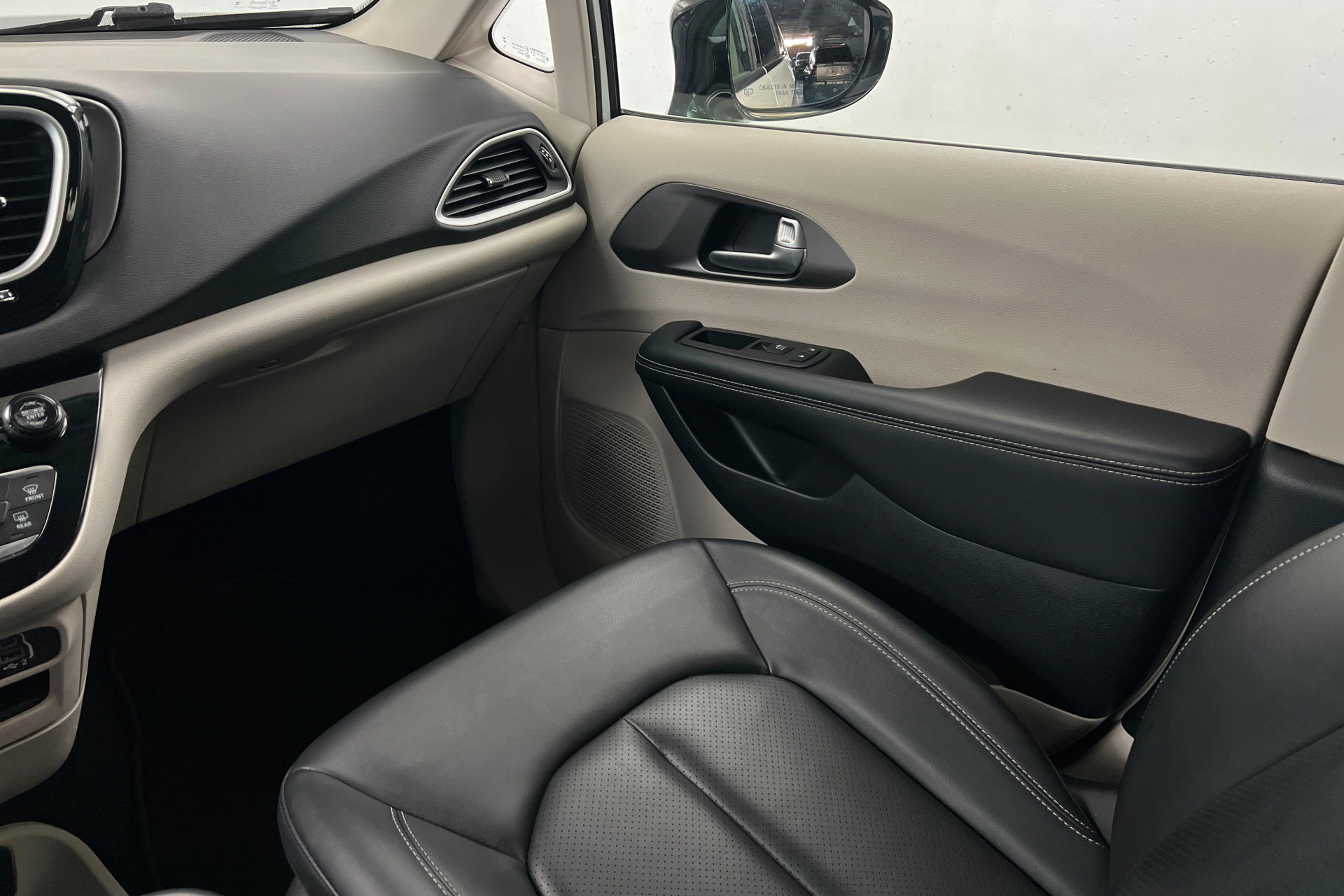 Used 2024 Chrysler Pacifica Touring-L FWD image 11