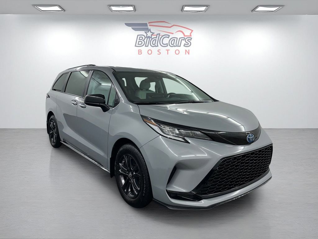 Used 2025 Toyota Sienna XSE image 3