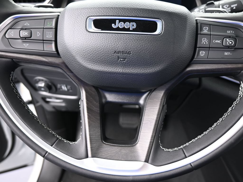 Used 2025 Jeep Grand Cherokee L Limited w/ Black Appearance Package AWD/4WD image 25