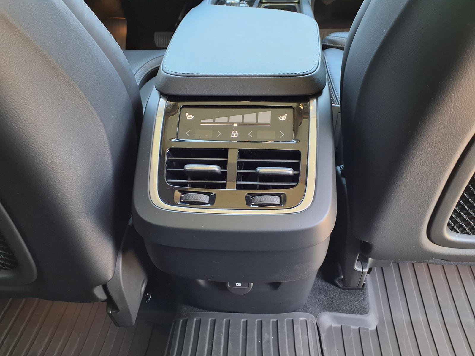 Certified 2025 Volvo XC90 B6 Ultra w/ Protection Package AWD/4WD image 16
