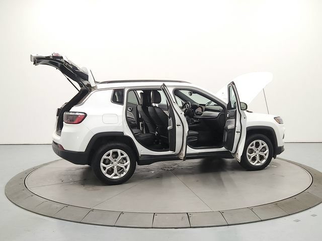 Used 2024 Jeep Compass Latitude AWD/4WD image 16