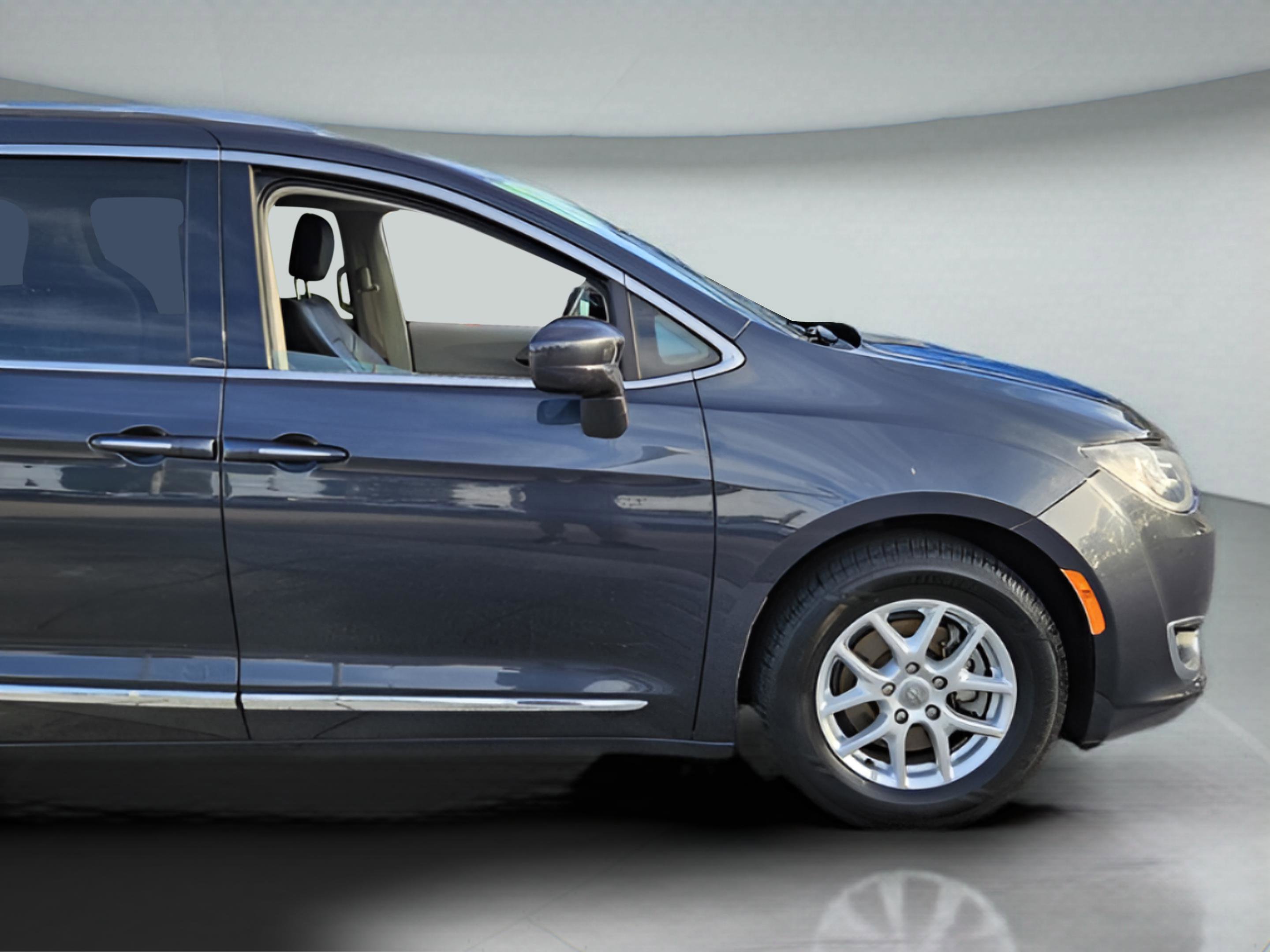 Used 2020 Chrysler Pacifica Touring-L image 32