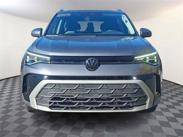 Certified 2025 Volkswagen Taos SE w/ Panoramic Sunroof Package image 2
