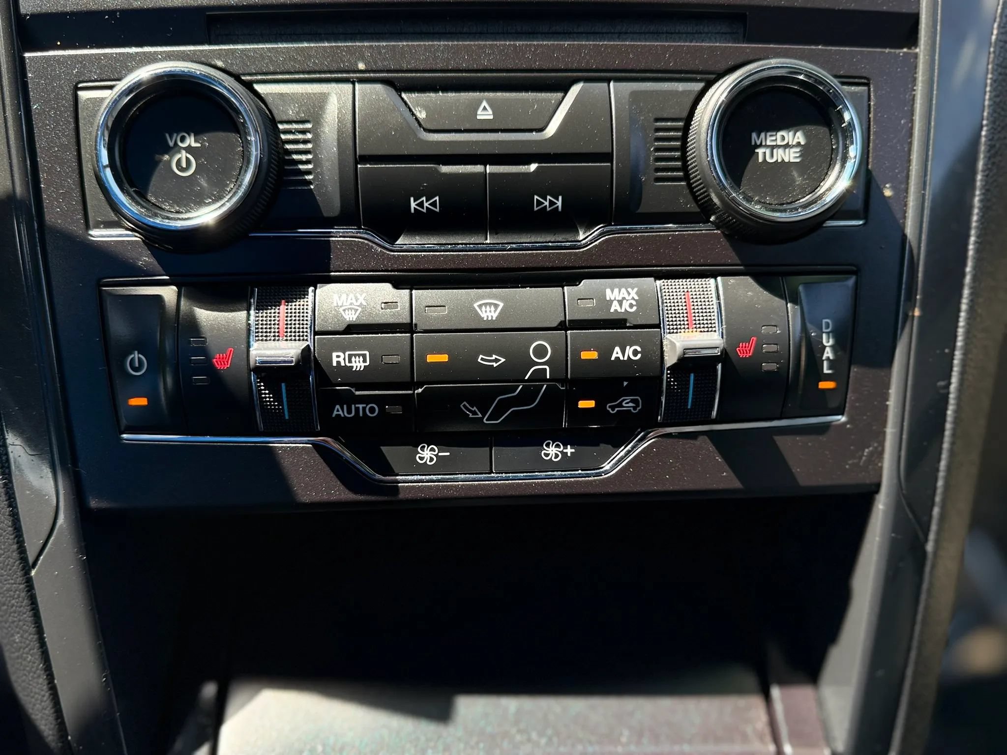 Used 2018 Ford Explorer XLT w/ Equipment Group 202A FWD image 18