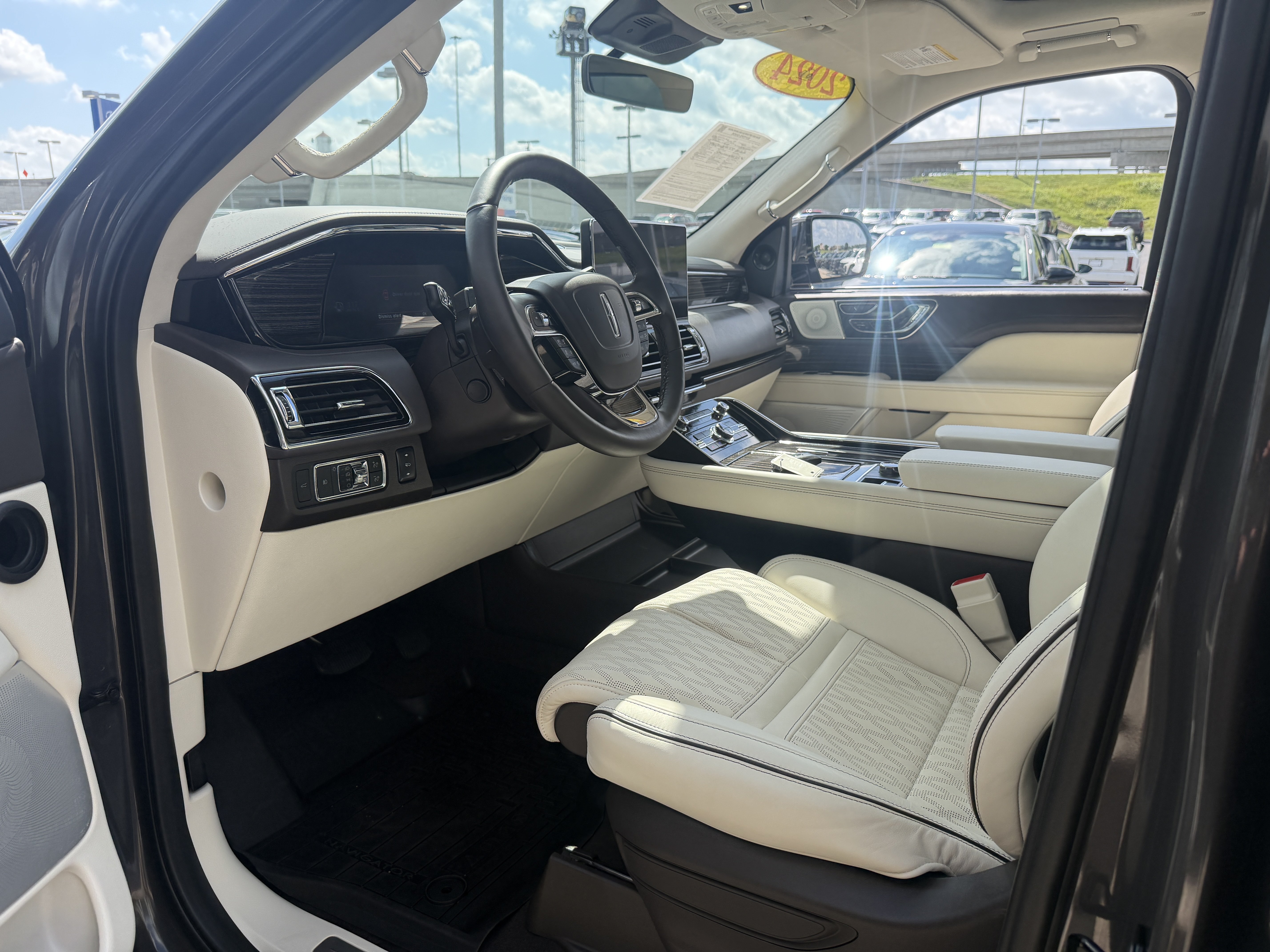 Used 2024 Lincoln Navigator L Black Label AWD/4WD image 32