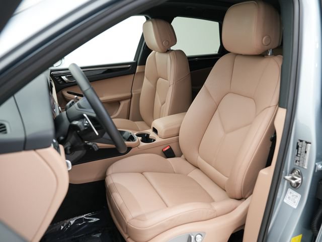 Certified 2026 Porsche Macan AWD/4WD image 6