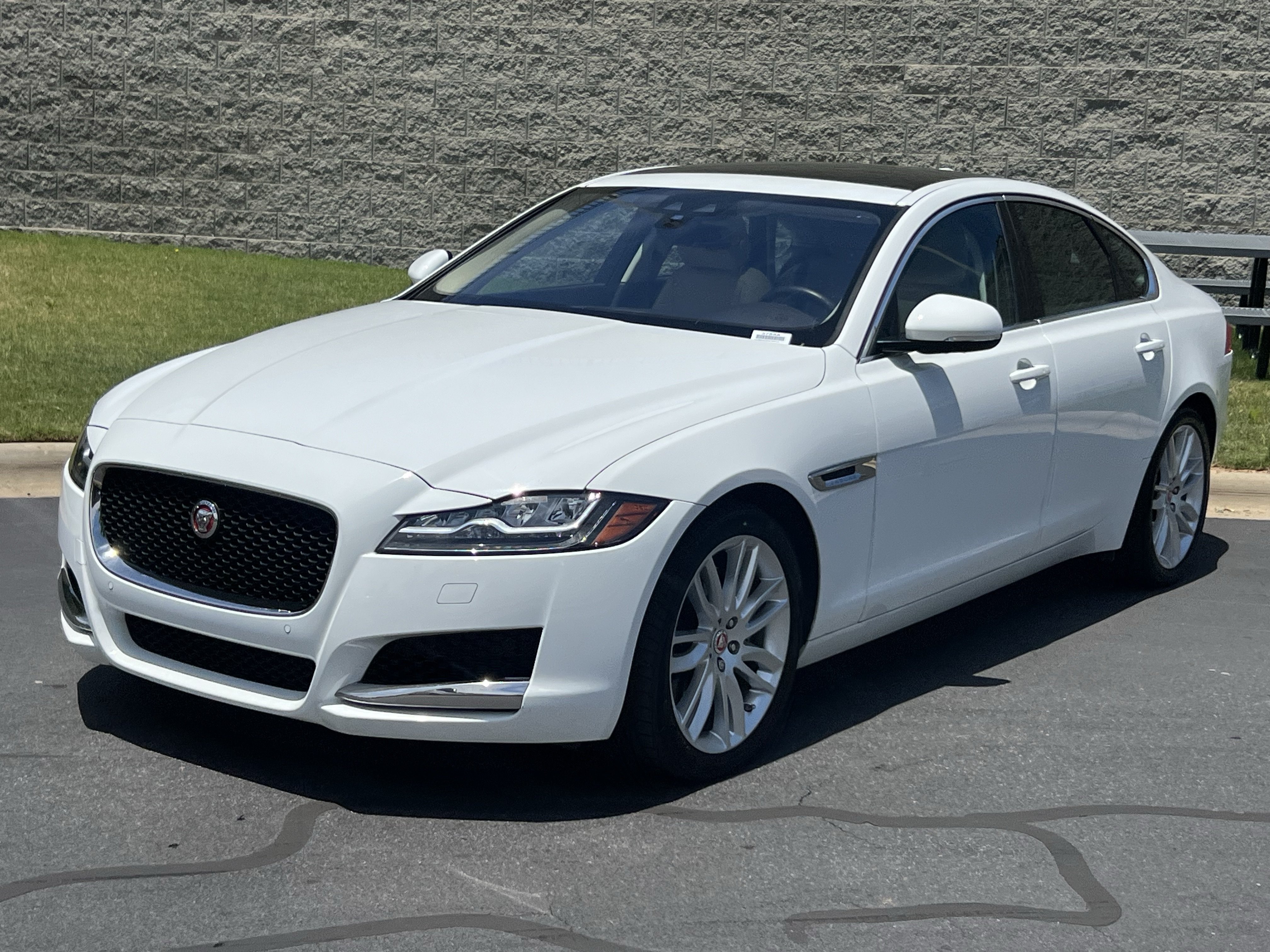 Used 2017 Jaguar XF Prestige RWD image 2