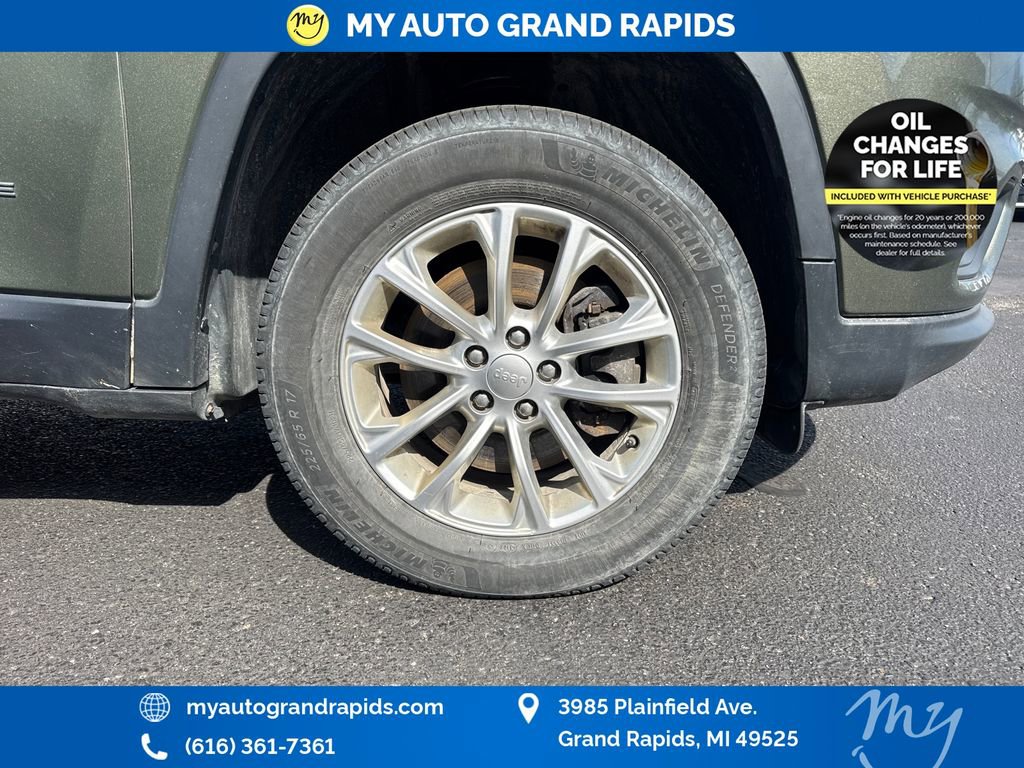 Used 2019 Jeep Cherokee Latitude w/ Cold Weather Group AWD/4WD image 32