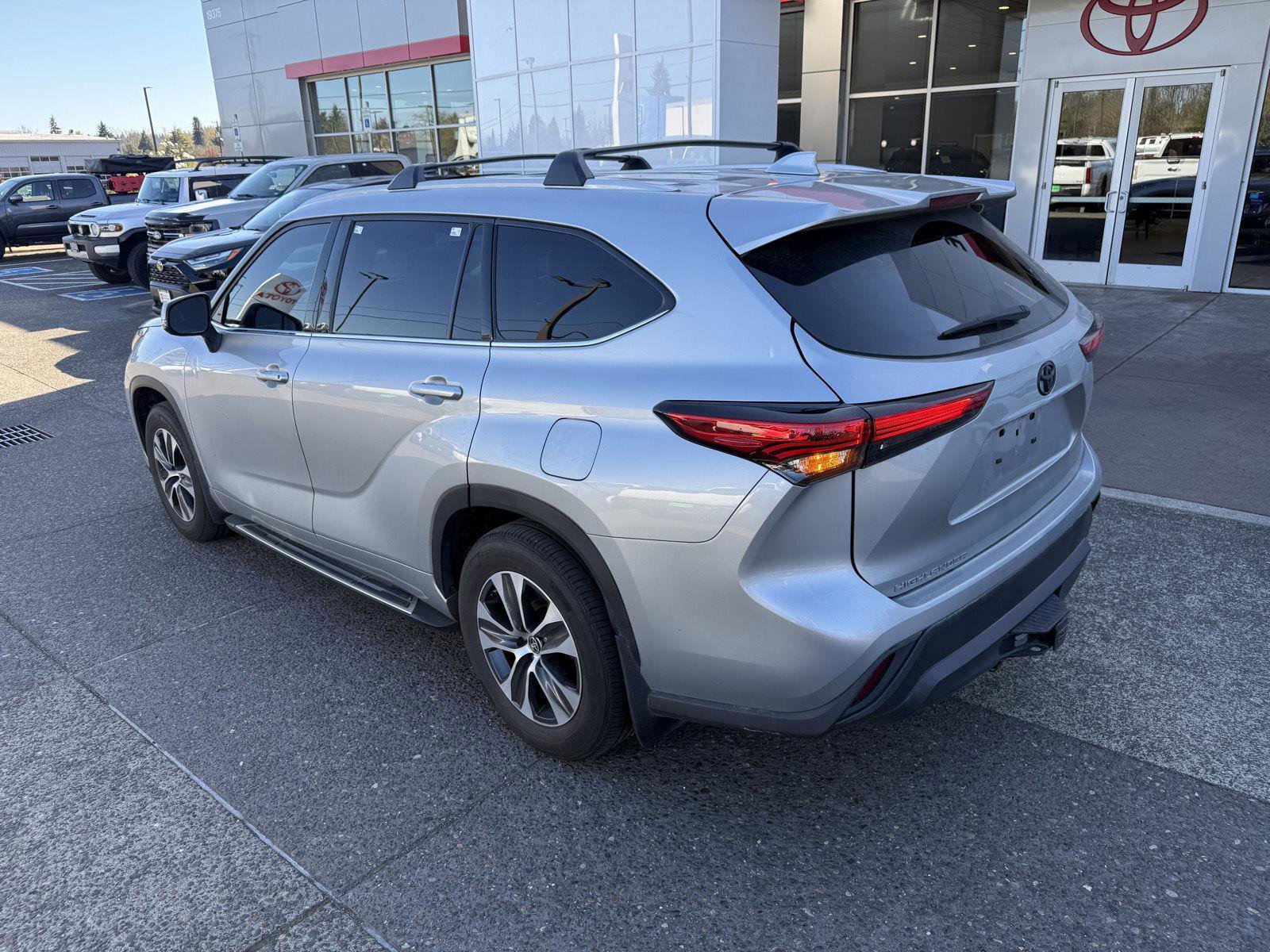 Used 2022 Toyota Highlander XLE image 3