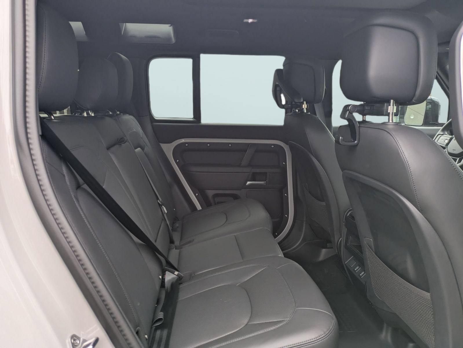 New 2026 Land Rover Defender 110 X-Dynamic SE AWD/4WD image 32