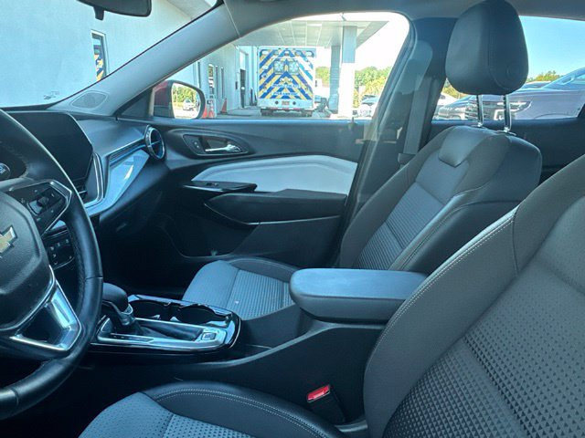 Used 2025 Chevrolet Trax LT w/ LT Convenience Package FWD image 9