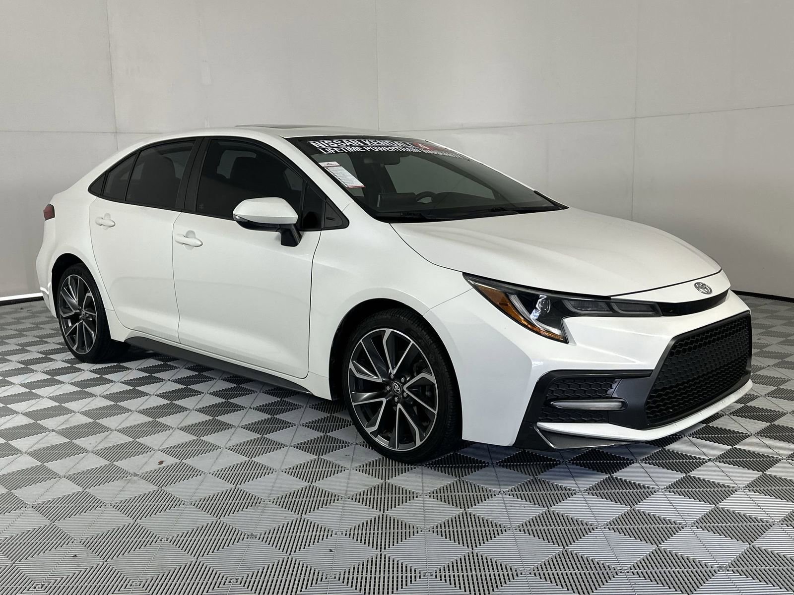 Used 2020 Toyota Corolla XSE FWD image 2