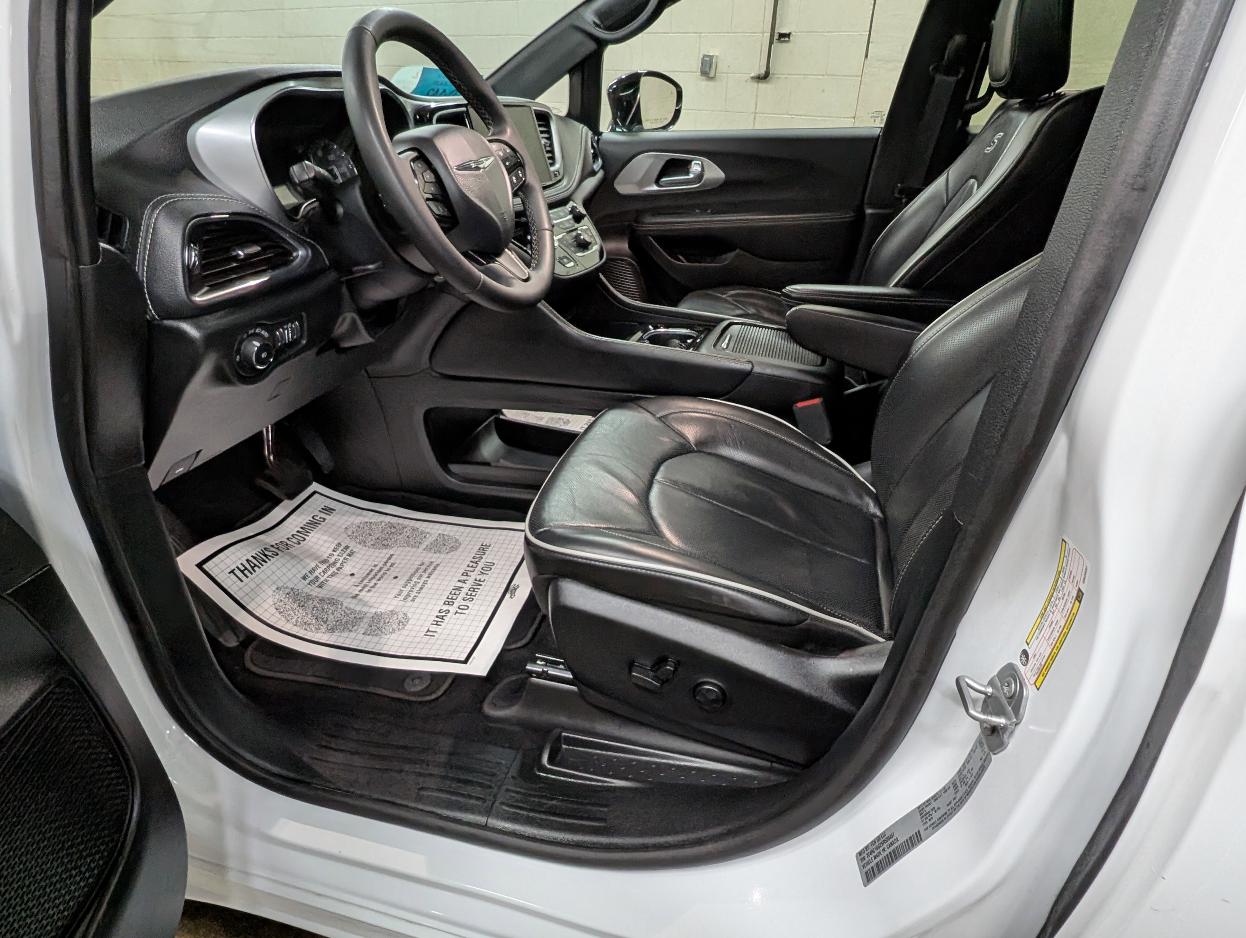 Used 2025 Chrysler Pacifica Limited image 12