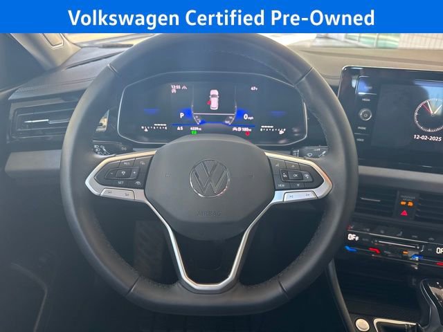 Certified 2025 Volkswagen Jetta SE w/ Sunroof Package image 18